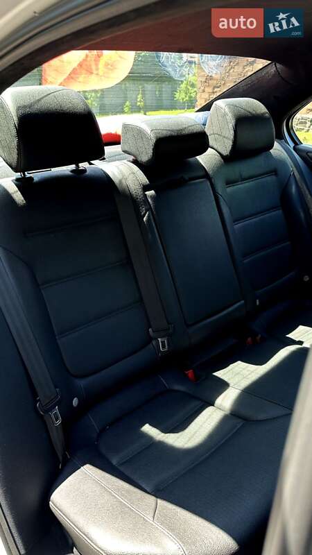 Седан Volkswagen Jetta 2011 в Ровно