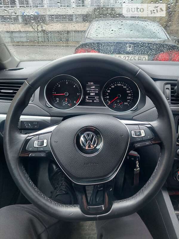 Седан Volkswagen Jetta 2015 в Львові