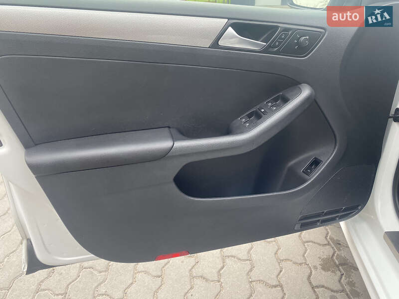 Седан Volkswagen Jetta 2017 в Львове