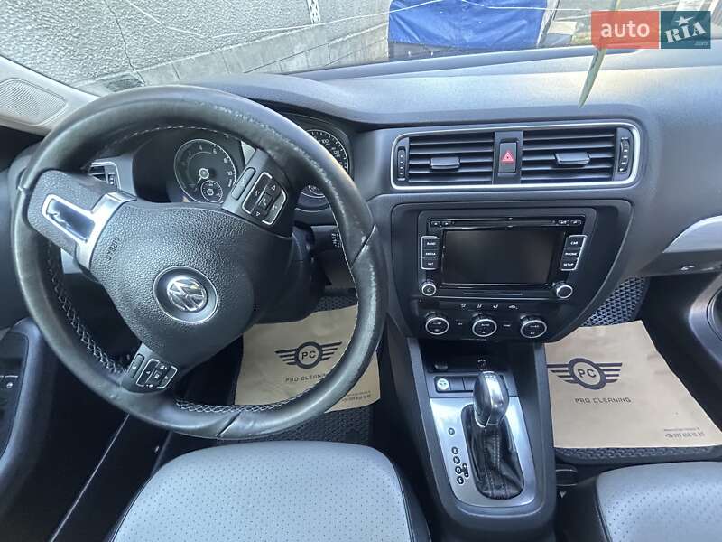 Седан Volkswagen Jetta 2014 в Чернівцях
