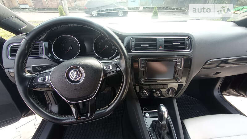 Седан Volkswagen Jetta 2015 в Чернівцях