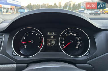 Седан Volkswagen Jetta 2016 в 