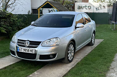 Седан Volkswagen Jetta 2010 в Надворной