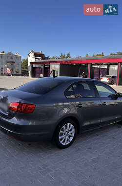 Седан Volkswagen Jetta 2010 в Львові