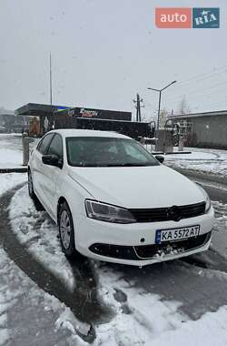 Седан Volkswagen Jetta 2013 в Вишневом