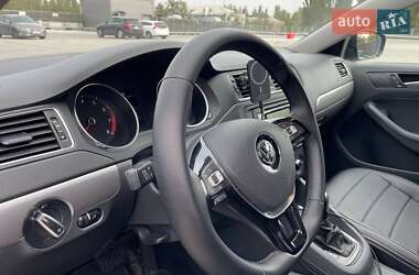 Седан Volkswagen Jetta 2015 в 