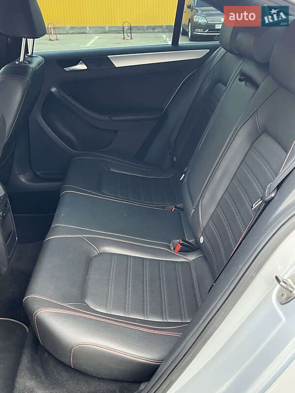 Седан Volkswagen Jetta 2012 в Запоріжжі