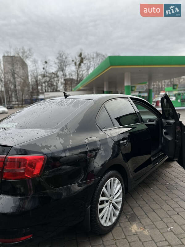 Седан Volkswagen Jetta 2015 в Києві