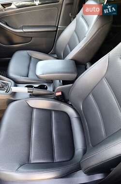 Седан Volkswagen Jetta 2015 в Дніпрі