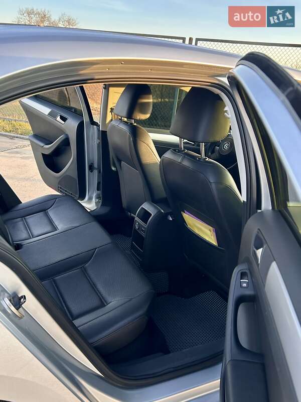 Седан Volkswagen Jetta 2013 в Новомосковске