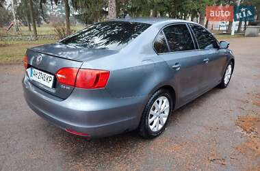 Седан Volkswagen Jetta 2011 в Умані