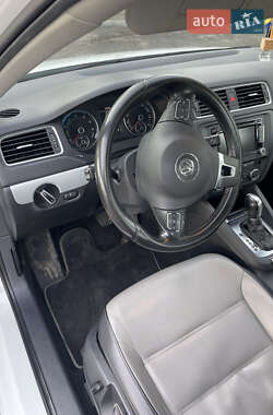 Седан Volkswagen Jetta 2013 в Львові