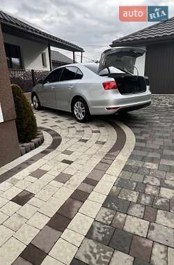 Седан Volkswagen Jetta 2011 в 