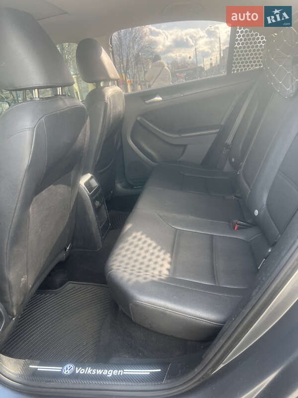 Седан Volkswagen Jetta 2011 в Харькове