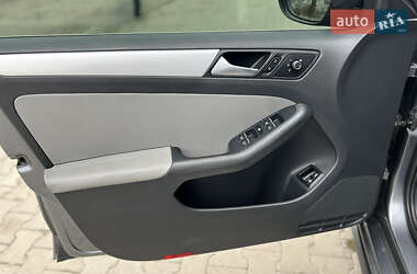 Седан Volkswagen Jetta 2012 в 