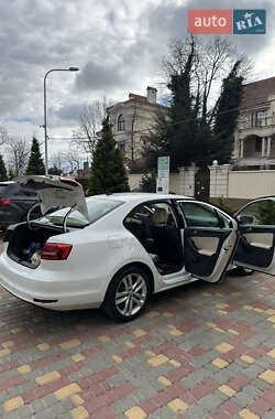 Седан Volkswagen Jetta 2015 в Одесі