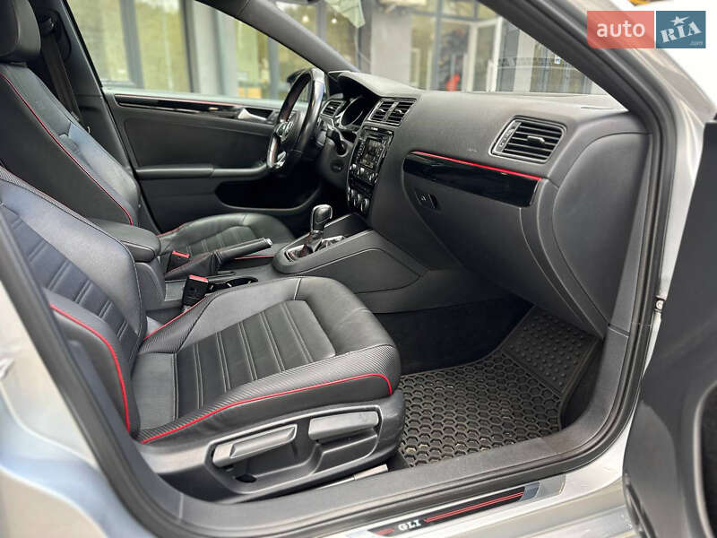 Седан Volkswagen Jetta 2015 в Новояворівську