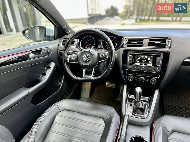 Седан Volkswagen Jetta 2015 в Новояворівську