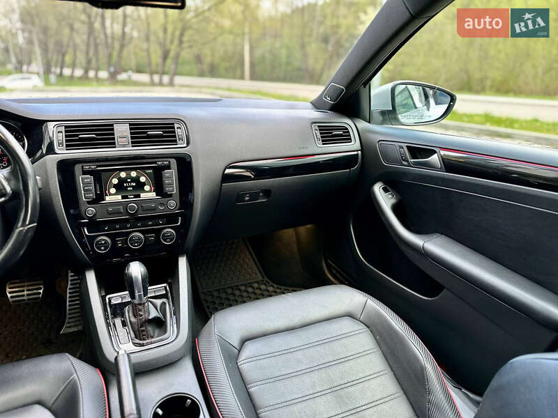 Седан Volkswagen Jetta 2015 в Новояворівську