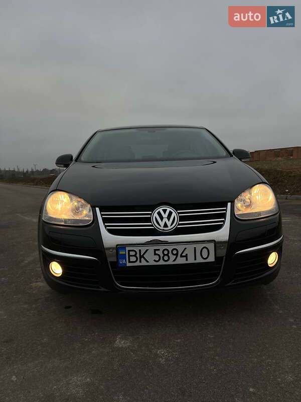 Седан Volkswagen Jetta 2010 в Рівному
