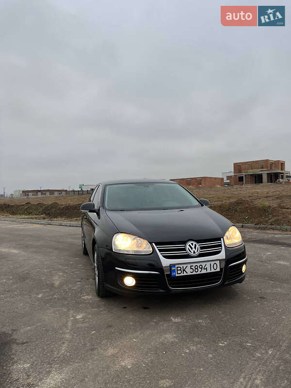 Седан Volkswagen Jetta 2010 в Рівному