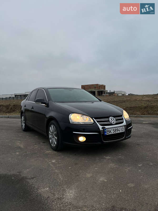 Седан Volkswagen Jetta 2010 в Рівному