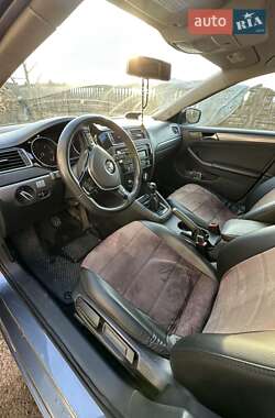 Седан Volkswagen Jetta 2015 в 