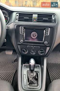 Седан Volkswagen Jetta 2015 в 