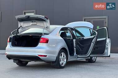 Седан Volkswagen Jetta 2011 в 
