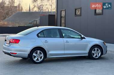 Седан Volkswagen Jetta 2011 в 