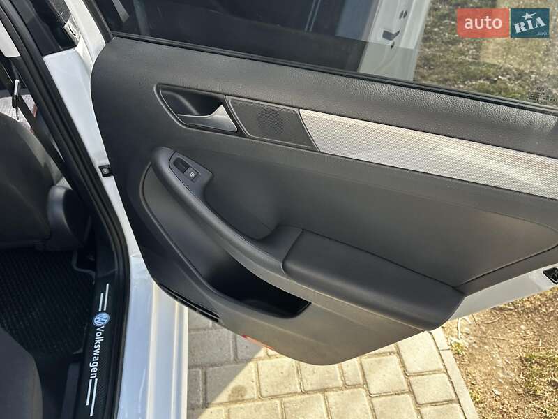 Седан Volkswagen Jetta 2015 в Чернівцях