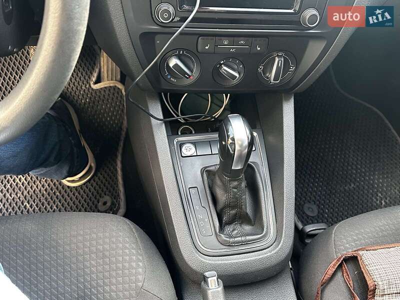 Седан Volkswagen Jetta 2015 в Чернівцях