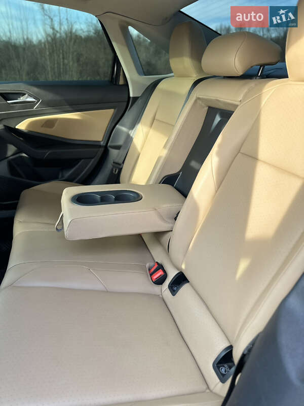 Седан Volkswagen Jetta 2018 в Львові