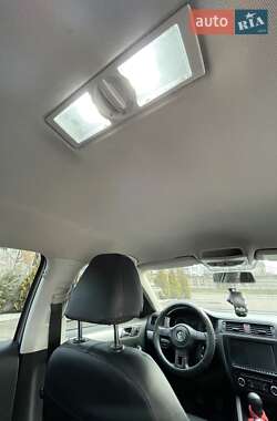 Седан Volkswagen Jetta 2011 в 