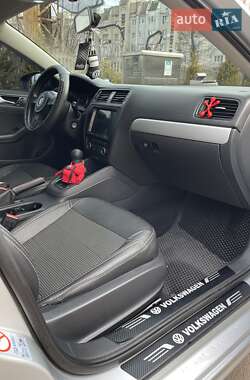 Седан Volkswagen Jetta 2011 в 