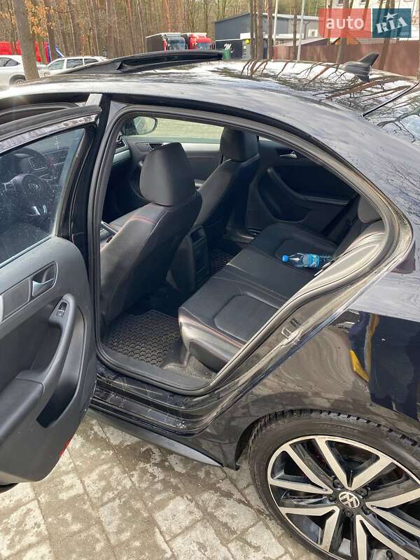 Седан Volkswagen Jetta 2012 в Львові