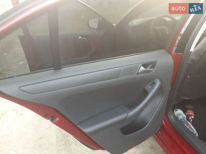 Седан Volkswagen Jetta 2016 в Окнах