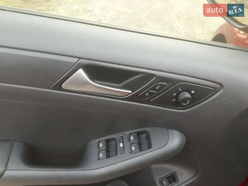 Седан Volkswagen Jetta 2016 в Окнах