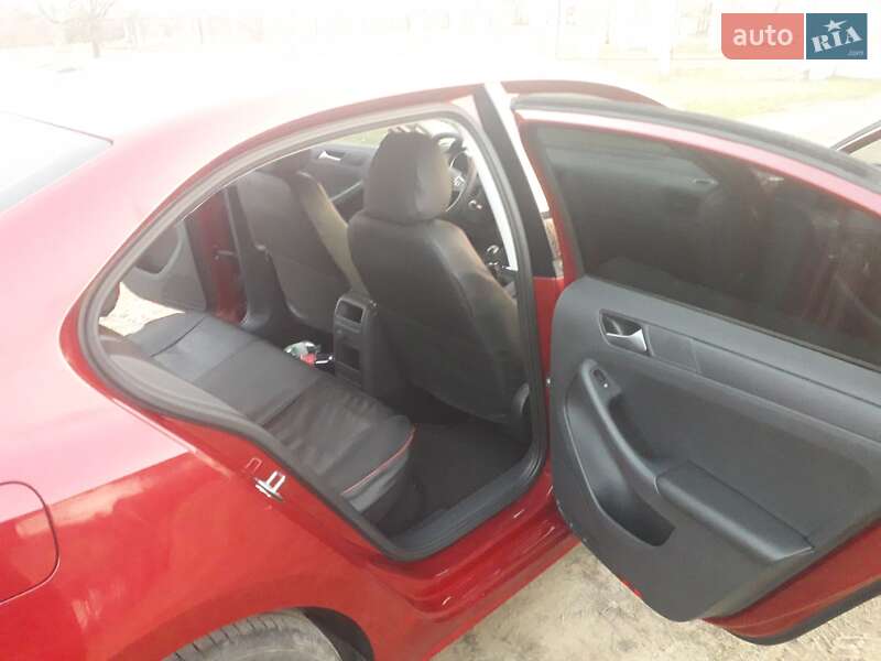 Седан Volkswagen Jetta 2016 в Окнах