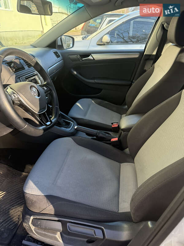 Седан Volkswagen Jetta 2017 в Львове