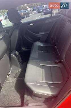 Седан Volkswagen Jetta 2013 в 