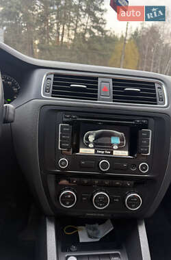 Седан Volkswagen Jetta 2013 в 