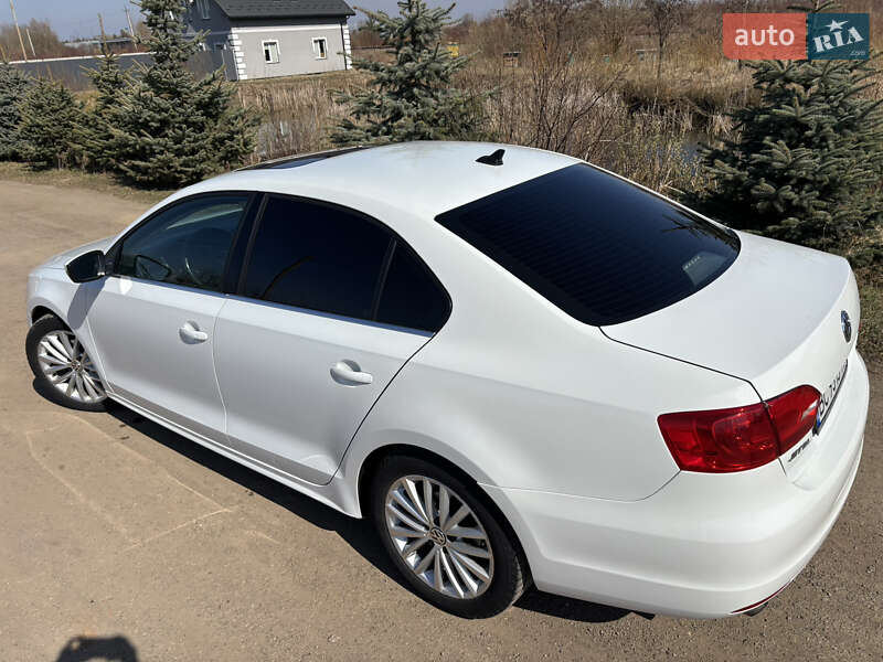 Седан Volkswagen Jetta 2014 в Львові