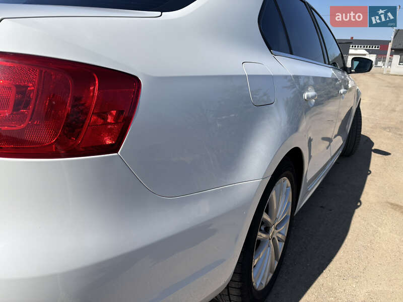 Седан Volkswagen Jetta 2014 в Львові