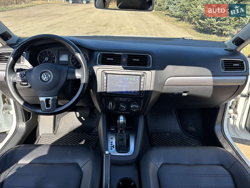 Седан Volkswagen Jetta 2014 в Львові