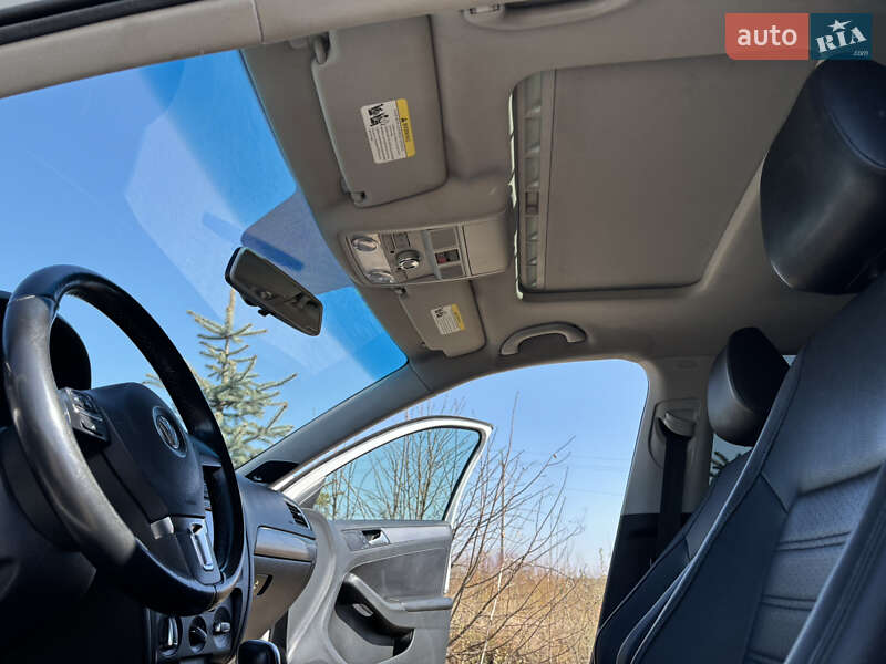 Седан Volkswagen Jetta 2014 в Львові