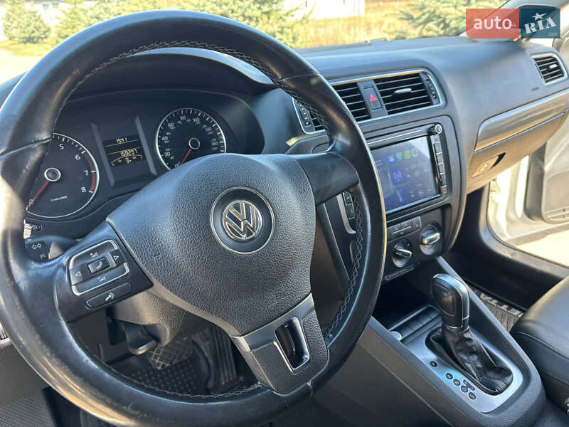 Седан Volkswagen Jetta 2014 в Львові