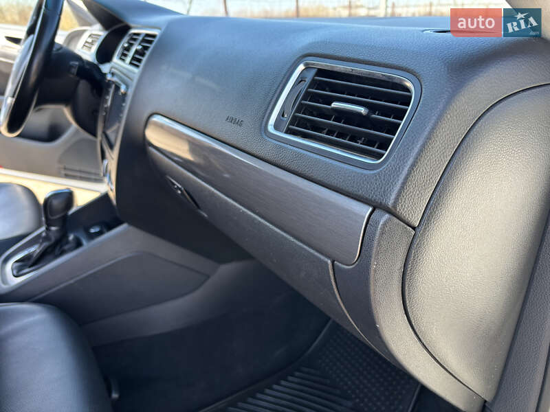Седан Volkswagen Jetta 2014 в Львові