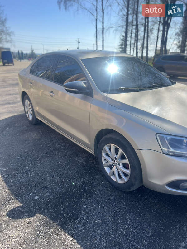 Седан Volkswagen Jetta 2013 в 
