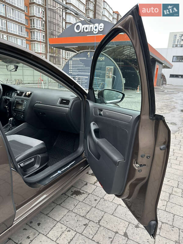 Седан Volkswagen Jetta 2011 в Львове